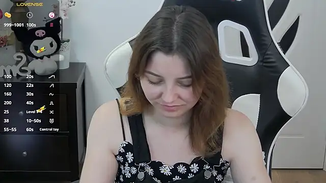 pretty little thing online show from May 27, 2026, 4:04 pm