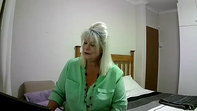 Miahotmilf online show from January 1, 2025, 7:43 pm