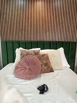 MonicaMoret online show from March 17, 2026, 12:08 pm