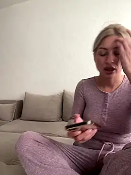 belle98 online show from September 10, 2025, 3:12 pm