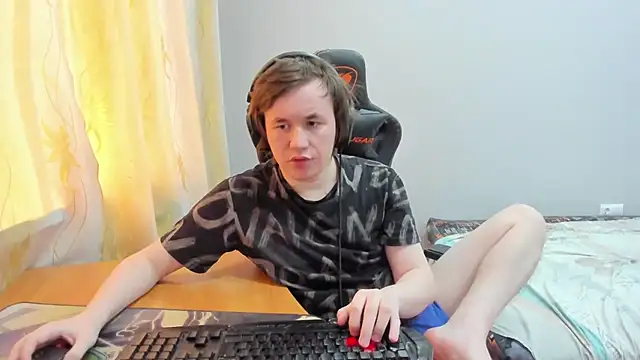 iliaskrislove online show from April 4, 2026, 10:02 am