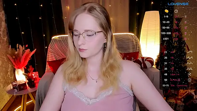 Snapshot of Aemilia_ chatting on December 16, 2025, 8:19 am Aemilia online show from December 16, 2025, 8:19 am