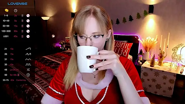 Snapshot of Aemilia_ chatting on December 22, 2025, 8:55 am Aemilia online show from December 22, 2025, 8:55 am