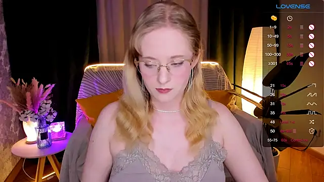 Snapshot of Aemilia_ chatting on January 13, 2026, 2:17 am Aemilia online show from January 13, 2026, 2:17 am