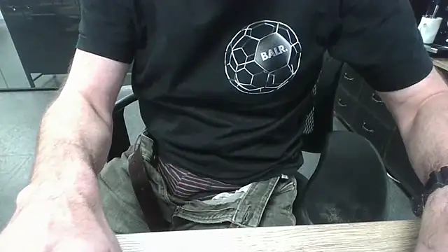 Snapshot of Michealtje85 chatting on December 1, 2025, 4:12 pm Michealtje85 online show from December 1, 2025, 4:12 pm