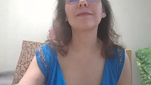 Snapshot of HollyJewel chatting on June 15, 2026, 5:04 pm HollyJewel online show from June 15, 2026, 5:04 pm