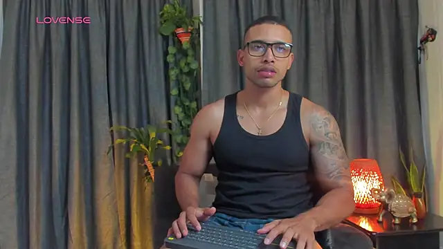 Snapshot of LincomAmith chatting on September 18, 2025, 10:23 pm LincomAmith online show from September 18, 2025, 10:23 pm
