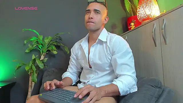 Snapshot of LincomAmith chatting on September 27, 2025, 10:37 pm LincomAmith online show from September 27, 2025, 10:37 pm