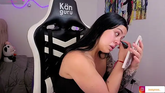 Victoryyy  online show from December 15, 2025, 4:44 pm