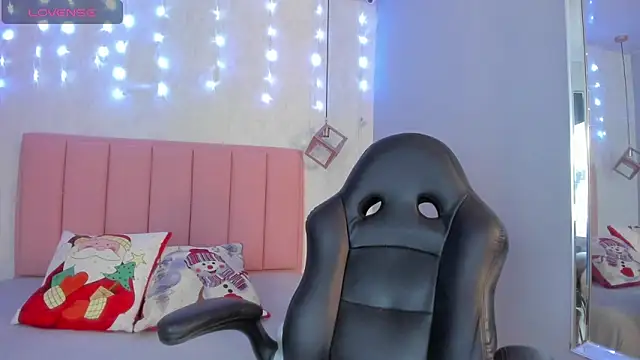 SUNNYCYRUS online show from December 19, 2025, 12:45 pm