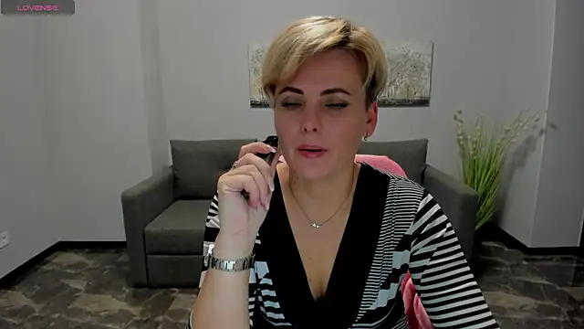Snapshot of Julia_Wilsone chatting on December 12, 2024, 5:26 pm Julia Wilsone online show from December 12, 2024, 5:26 pm