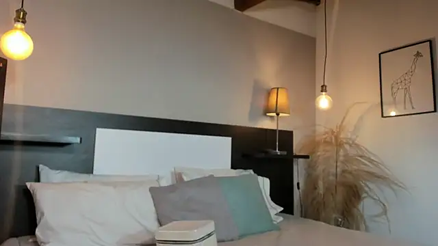 SaraaJhonsonn online show from April 10, 2026, 3:06 pm