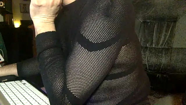 tomz0819 online show from November 3, 2025, 11:26 pm