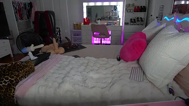 emmagray001 online show from February 4, 2026, 2:34 pm