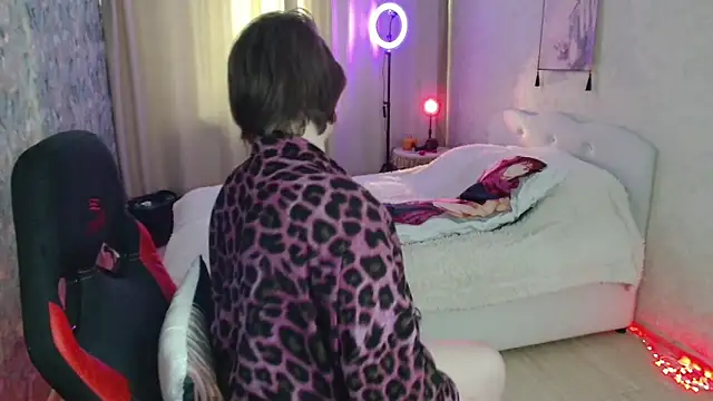 Jenny Fox online show from April 8, 2026, 3:17 am