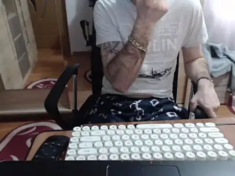 uncutguy01 online show from March 18, 2025, 11:08 am