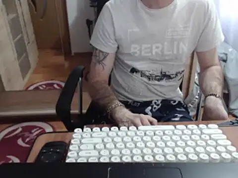 uncutguy01 online show from March 19, 2025, 8:12 am