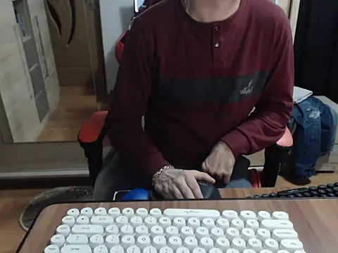 uncutguy01 online show from November 6, 2025, 4:35 am