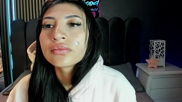 Nicolette ks  online show from May 28, 2026, 4:43 am