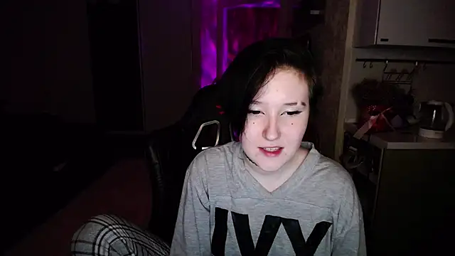 Snapshot of Kira_Bakker chatting on March 18, 2025, 1:43 am Kira Bakker online show from March 18, 2025, 1:43 am