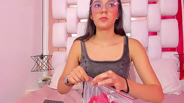 EmmyCruzZ online show from November 24, 2025, 7:13 pm