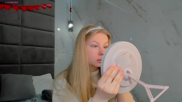 Sarra Cooper online show from March 5, 2025, 1:10 am