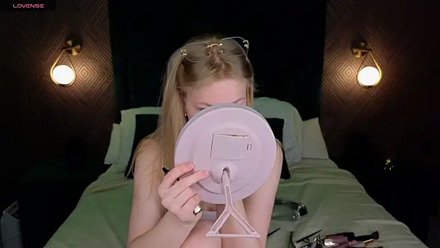 Sarra Cooper online show from March 10, 2025, 1:12 am