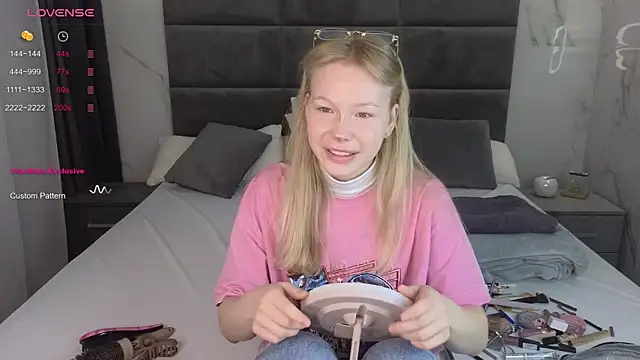 Sarra Cooper online show from March 15, 2025, 1:08 am