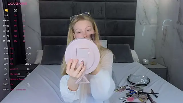 Sarra Cooper online show from March 17, 2025, 1:24 am