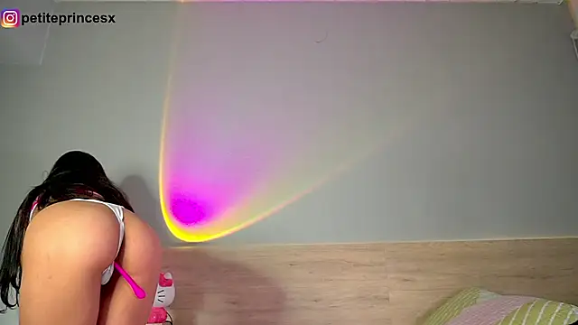 petitevictoria online show from January 21, 2025, 5:49 am