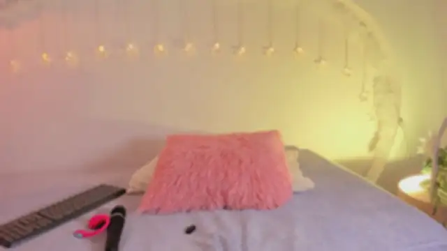 katiepeach  online show from December 16, 2025, 11:59 am