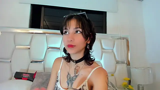 Naomi-Haruno online show from February 6, 2025, 8:18 am