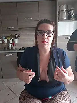 Snapshot of carolyne2023 chatting on November 19, 2025, 3:23 pm carolyne2023 online show from November 19, 2025, 3:23 pm