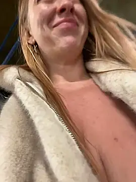 Snapshot of Sweet___Emily chatting on December 18, 2024, 10:24 pm Sweet   Emily online show from December 18, 2024, 10:24 pm