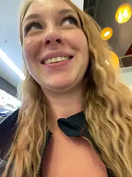 Snapshot of Sweet___Emily chatting on December 19, 2024, 6:01 pm Sweet   Emily online show from December 19, 2024, 6:01 pm