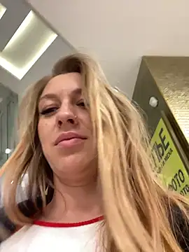 Snapshot of Sweet___Emily chatting on October 14, 2025, 1:45 pm Sweet   Emily online show from October 14, 2025, 1:45 pm