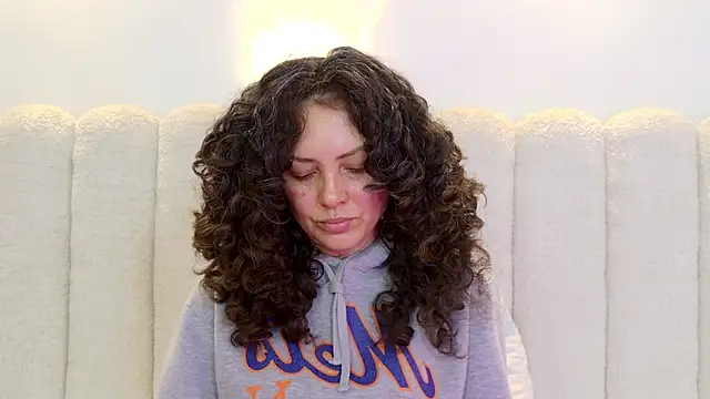 Juliabadlee online show from April 17, 2026, 12:02 am