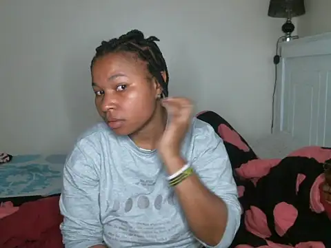 Snapshot of R-thequeen chatting on December 2, 2024, 8:52 am R-thequeen online show from December 2, 2024, 8:52 am