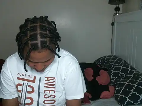 Snapshot of R-thequeen chatting on December 5, 2024, 8:00 am R-thequeen online show from December 5, 2024, 8:00 am