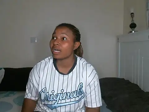 Snapshot of R-thequeen chatting on February 1, 2025, 8:05 pm R-thequeen online show from February 1, 2025, 8:05 pm