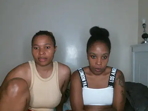 Snapshot of R-thequeen chatting on February 5, 2025, 10:01 pm R-thequeen online show from February 5, 2025, 10:01 pm