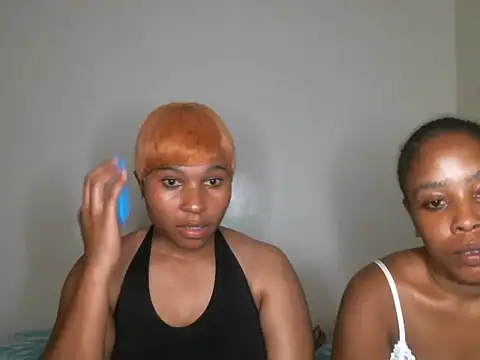 Snapshot of R-thequeen chatting on February 13, 2025, 8:34 pm R-thequeen online show from February 13, 2025, 8:34 pm