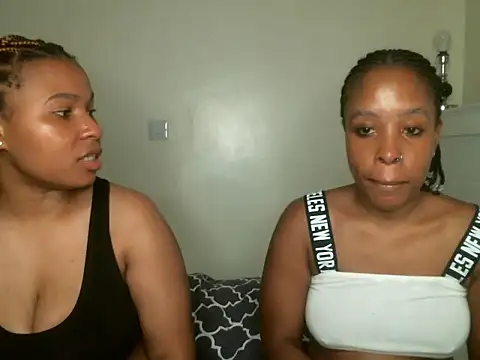 Snapshot of R-thequeen chatting on March 11, 2025, 9:48 pm R-thequeen online show from March 11, 2025, 9:48 pm