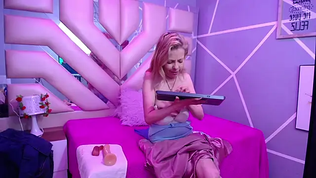 sophia ny online show from February 17, 2025, 11:09 pm