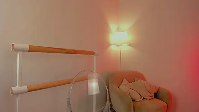 EmiliaDreams online show from March 6, 2025, 5:22 pm