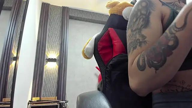 selene red  online show from April 3, 2026, 1:25 am