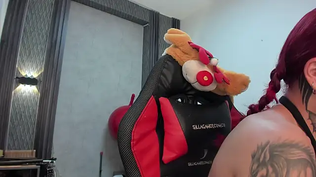 selene red  online show from April 6, 2026, 4:46 am