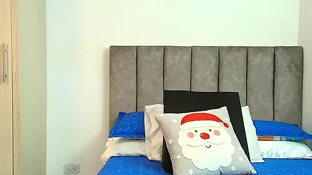 karina lewis  online show from December 15, 2025, 4:17 am