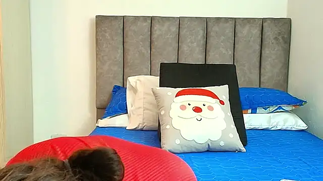 karina lewis  online show from December 16, 2025, 4:06 am