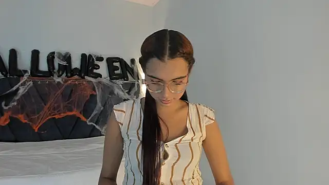 sara saenz99 online show from October 21, 2025, 8:09 pm